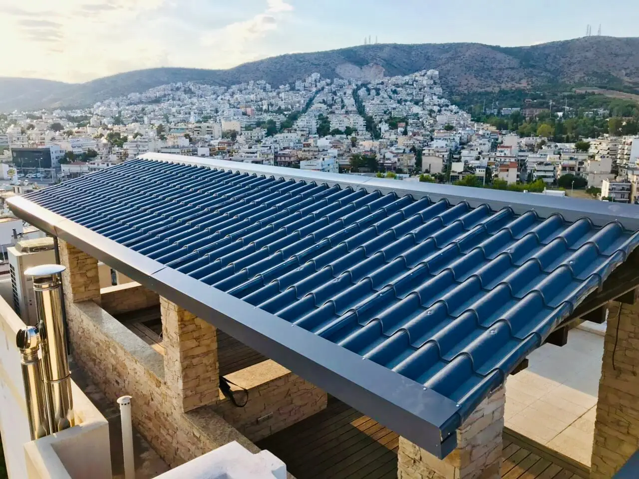 Μια ταράτσα με μοντέρνο σχεδιασμό με πανελ κεραμιδι γκρι.