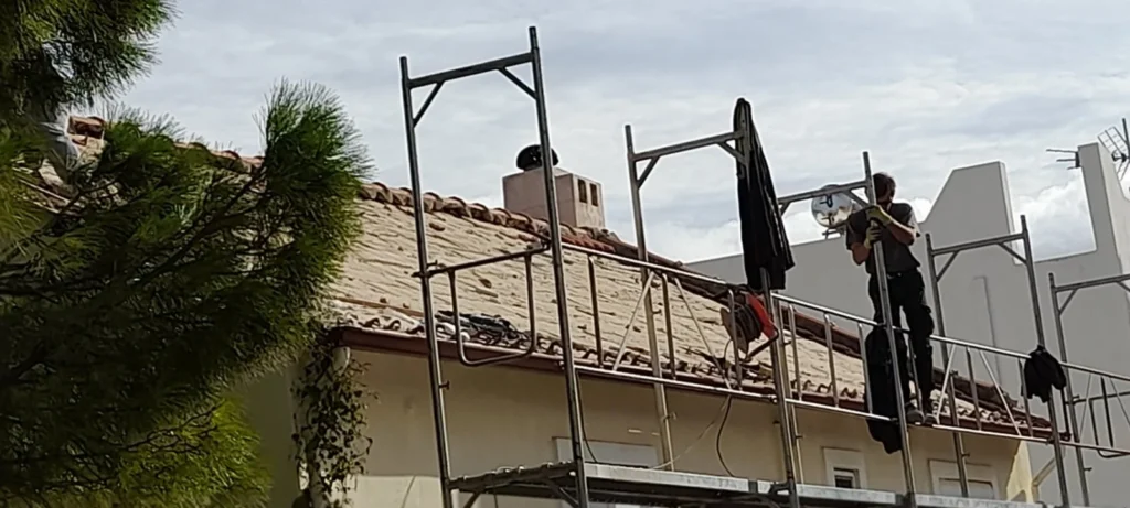 Αποξήλωση παλιάς κεραμοσκεπής πριν την τοποθέτηση πάνελ κεραμίδι σε στέγη.