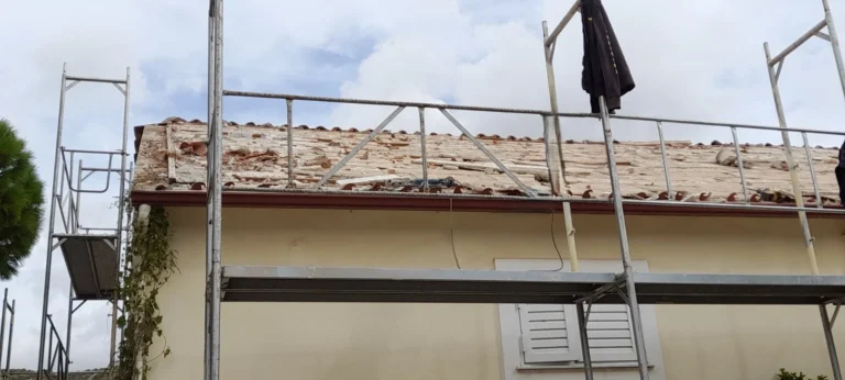 Εργασίες απομάκρυνσης κεραμιδιών για προετοιμασία στέγης πριν την εγκατάσταση πάνελ κεραμίδι.