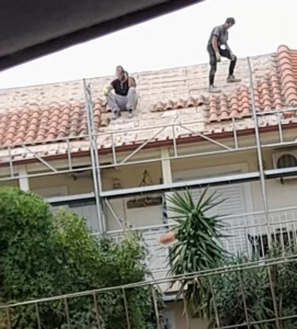 Στέγη μετά την αποξήλωση κεραμιδιών, στάδιο προετοιμασίας για τοποθέτηση πάνελ κεραμίδι.