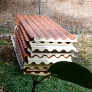 Τοποθέτηση πάνελ κεραμίδι σε στέγη μετά την αντικατάσταση παλιάς κεραμοσκεπής.