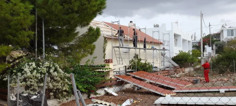 Τοποθέτηση πάνελ κεραμίδι σε στέγη με χρήση σκαλωσιών.