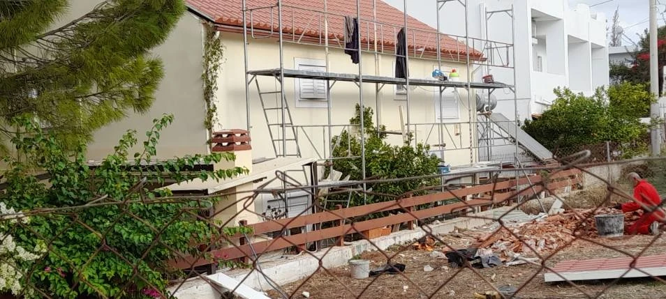 Εγκατάσταση χτενιών πριν την ολοκλήρωση της τοποθέτησης πάνελ κεραμίδι.