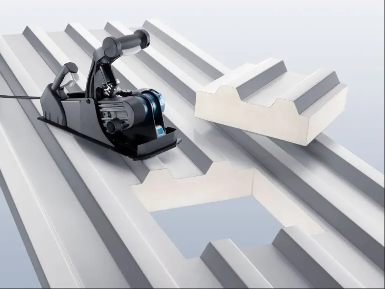 κοπή πάνελ πολυουρεθάνης με ειδικό εργαλείο κοπής σε στέγη