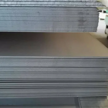 Στοίβα από γαλβανιζέ λαμαρίνες τοποθετημένες σε βιομηχανικό χώρο.