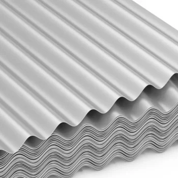 Κυματοειδείς γαλβανισμένες λαμαρίνες στοιβαγμένες σε σειρά, ιδανικές για στέγες, υπόστεγα και μεταλλικές επενδύσεις.