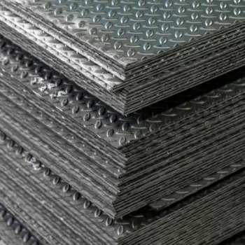 Στοίβα από αντιολισθητικές λαμαρίνες με ανάγλυφο μοτίβο κριθαράκι, κατάλληλες για βιομηχανικά δάπεδα και ράμπες